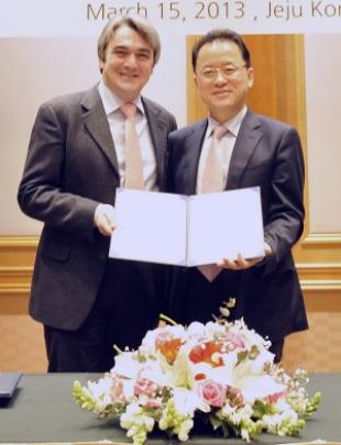 Professor Stefano Brandani, University of Edinburgh (left) and Dr Sang-Do Park, Director of KCRC, (right)